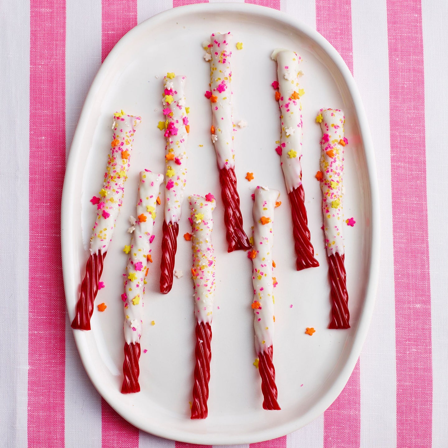 Strawberry Twists Candy Tub, 33.3 Oz., 105 Ct.